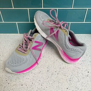 New Balance Arishi V1 Women's Gray and Pink Running Shoes Size 9.5 Wide NWOT